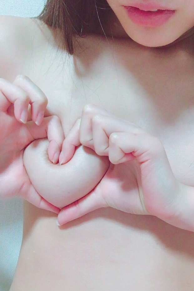おっぱいでハートを作るお姉さん達の画像 