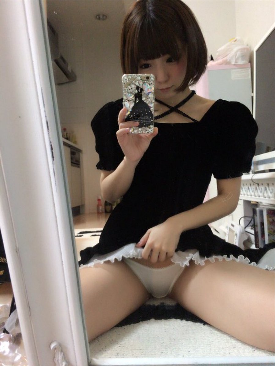 たくし上げてパンツ見せてくれる女の子の自撮り画像まとめ 