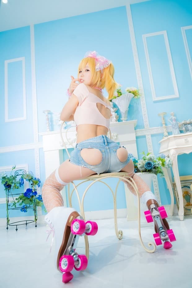 倉坂くるる(kururu) 　歌うコスプレお姉さんの露出多め画像 その1